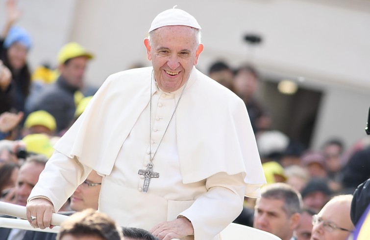 Piazza San Pietro, 12 novembre 2016: Udienza giubilare Papa Francesco - Papa sorride da auto