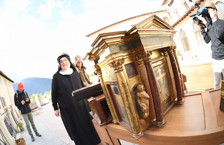 Norcia, 2 novembre 2016: terremoto - suora e tabernacolo