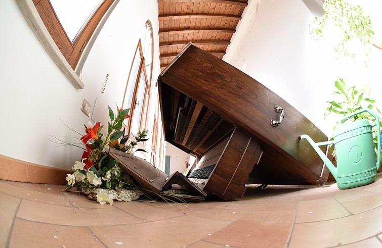 Norcia, 2 novembre 2016: terremoto - pianoforte caduto a terra