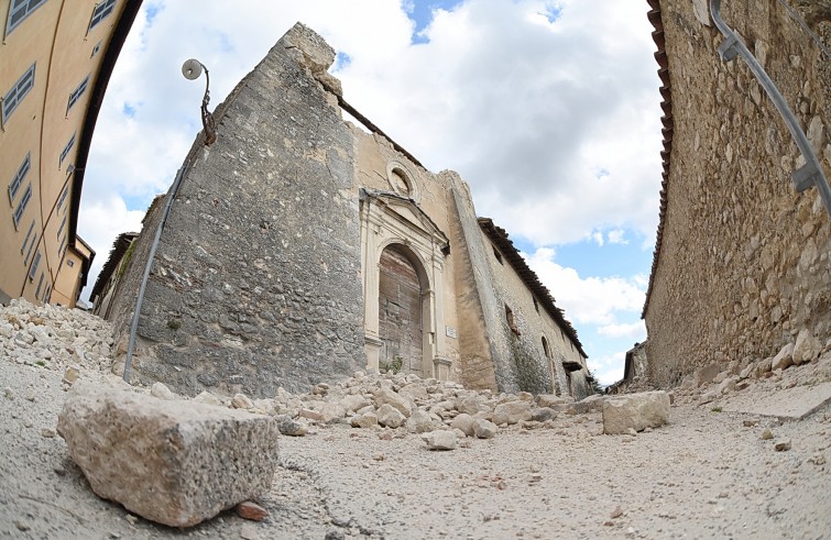 Norcia, 2 novembre 2016: terremoto - strada con macerie e chiesa crollata