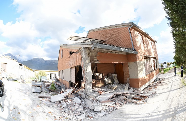 Norcia, 2 novembre 2016: terremoto - casa crollata