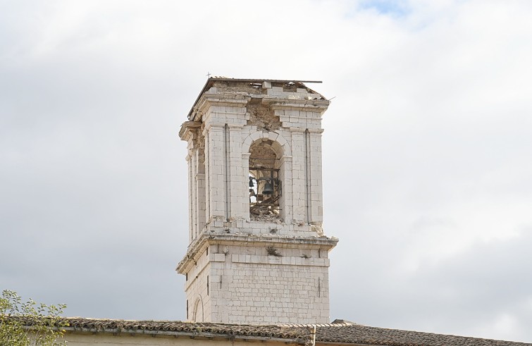 Norcia, 2 novembre 2016: terremoto - campanile chiesa lesionato