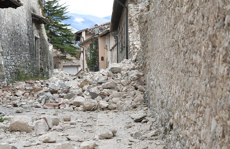 Norcia, 2 novembre 2016: terremoto - strada con macerie