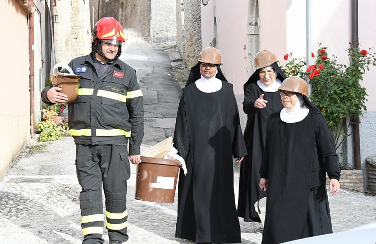 Norcia, 2 novembre 2016: terremoto - suore con vigile del fuoco