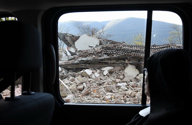 Norcia, 2 novembre 2016: terremoto - suora guarda casa distrutta