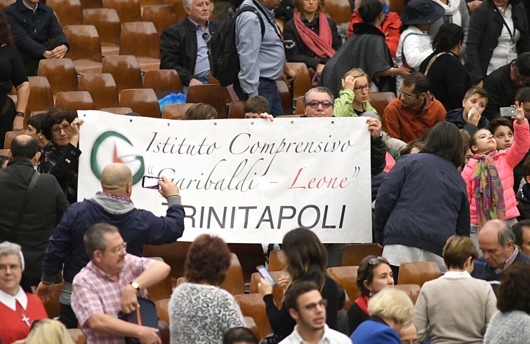 Aula Paolo VI, 23 novembre 2016: Udienza generale Papa Francesco -  fedeli con striscione di Trinitapoli