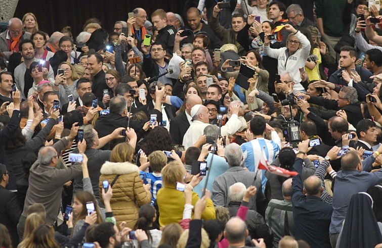 Aula Paolo VI, 23 novembre 2016: Udienza generale Papa Francesco -  Papa Francesco tra i fedeli