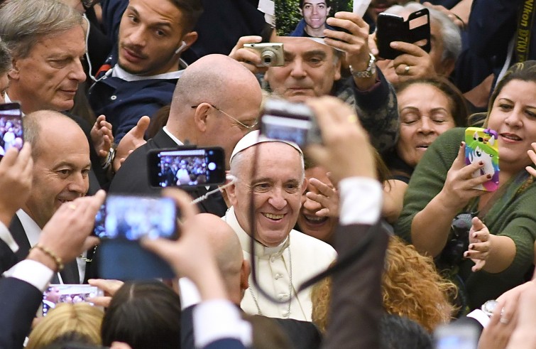 Aula Paolo VI, 23 novembre 2016: Udienza generale Papa Francesco -  Papa Francesco tra i fedeli