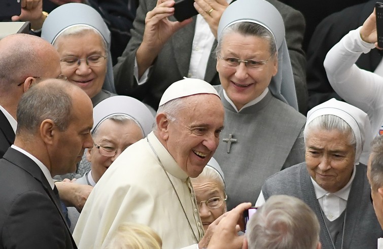 Aula Paolo VI, 23 novembre 2016: Udienza generale Papa Francesco -  Papa Francesco ride con suore