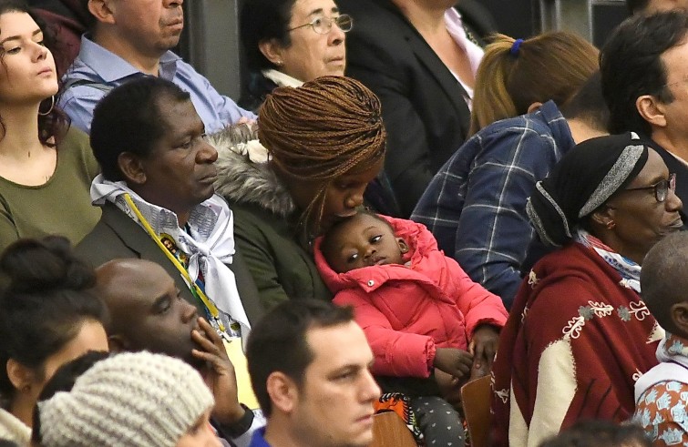 Aula Paolo VI, 23 novembre 2016: Udienza generale Papa Francesco -  mamma di colore con bambino