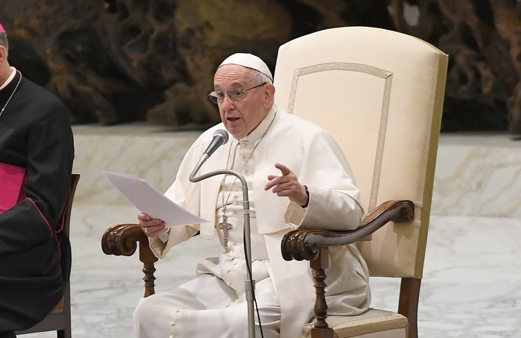 Aula Paolo VI, 23 novembre 2016: Udienza generale Papa Francesco -  Papa Francesco indica