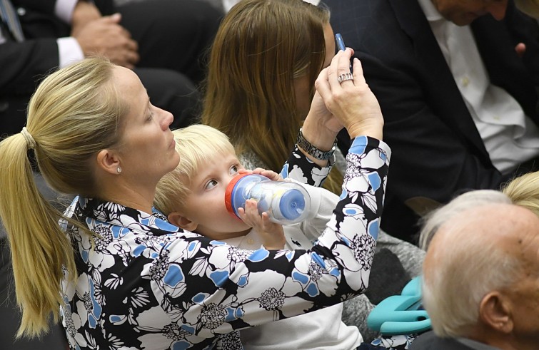 Aula Paolo VI, 23 novembre 2016: Udienza generale Papa Francesco -  mamma con bambino