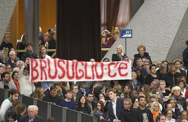 Aula Paolo VI, 23 novembre 2016: Udienza generale Papa Francesco -  striscione fedeli da Brusuglio