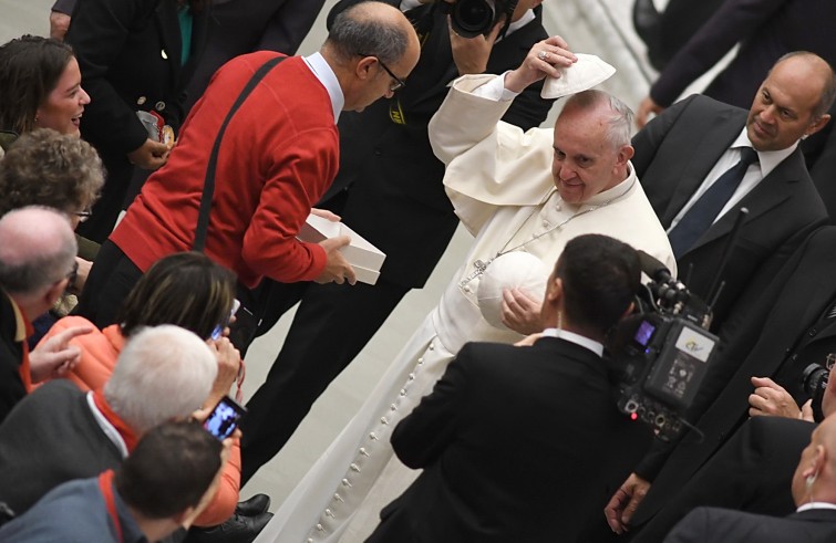 Aula Paolo VI, 23 novembre 2016: Udienza generale Papa Francesco -  Papa Francesco scambia zucchetto