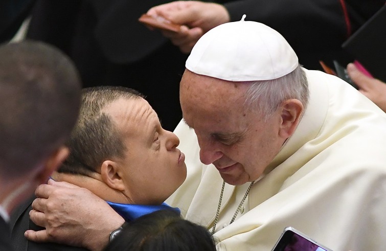 Aula Paolo VI, 23 novembre 2016: Udienza generale Papa Francesco -  Papa Francesco saluta down