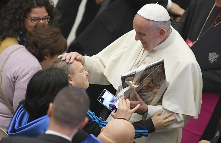 Aula Paolo VI, 23 novembre 2016: Udienza generale Papa Francesco -  Papa Francesco saluta down