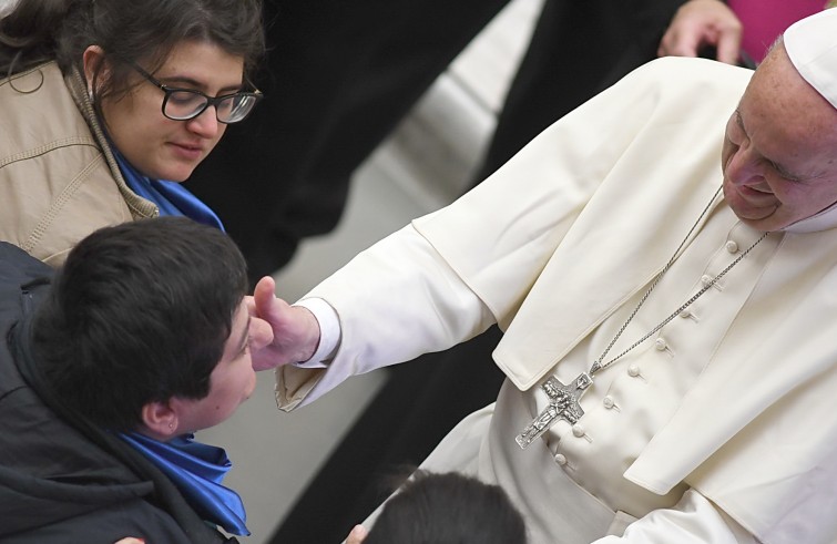 Aula Paolo VI, 23 novembre 2016: Udienza generale Papa Francesco -  Papa Francesco saluta malati