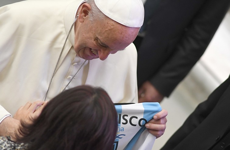 Aula Paolo VI, 23 novembre 2016: Udienza generale Papa Francesco -  Papa Francesco riceve maglia Argentina