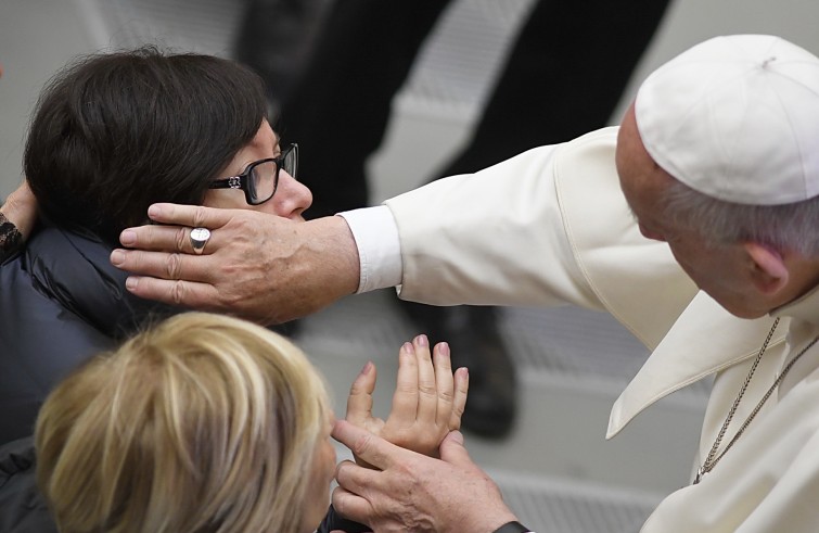 Aula Paolo VI, 23 novembre 2016: Udienza generale Papa Francesco -  Papa Francesco tocca sull'orecchio un malato