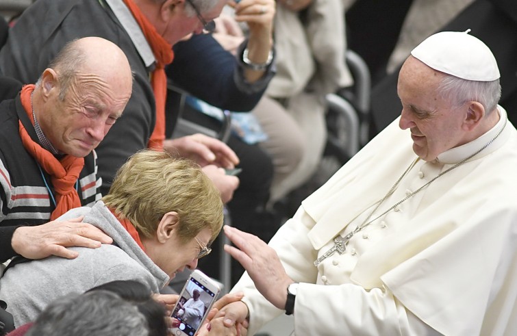 Aula Paolo VI, 23 novembre 2016: Udienza generale Papa Francesco -  Papa Francesco saluta malati