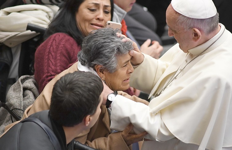 Aula Paolo VI, 23 novembre 2016: Udienza generale Papa Francesco -  Papa Francesco saluta signora anziana