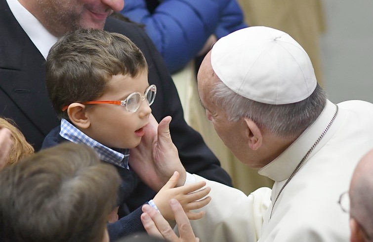 Aula Paolo VI, 23 novembre 2016: Udienza generale Papa Francesco -  Papa Francesco saluta bambino