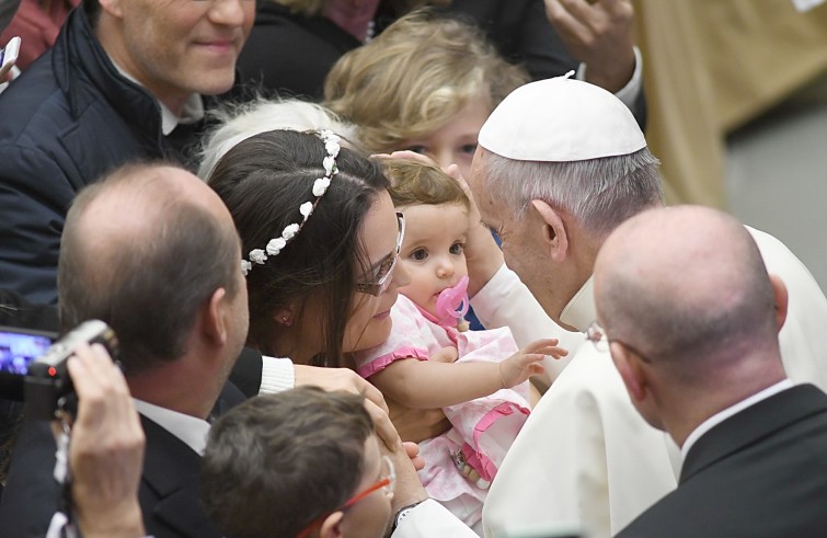 Aula Paolo VI, 23 novembre 2016: Udienza generale Papa Francesco -  Papa Francesco saluta bambina