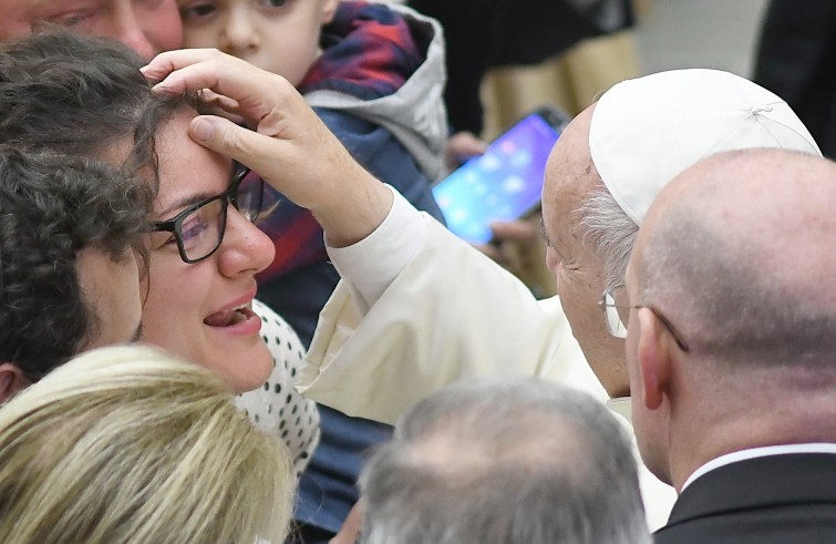 Aula Paolo VI, 23 novembre 2016: Udienza generale Papa Francesco -  Papa Francesco saluta malati