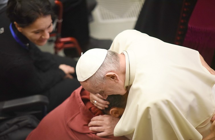 Aula Paolo VI, 23 novembre 2016: Udienza generale Papa Francesco -  Papa Francesco abbraccia ammalato