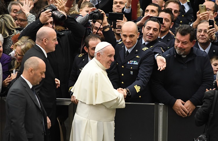 Aula Paolo VI, 30 novembre 2016: Udienza generale Papa Francesco - Papa Francesco saluta gruppo aeronautica