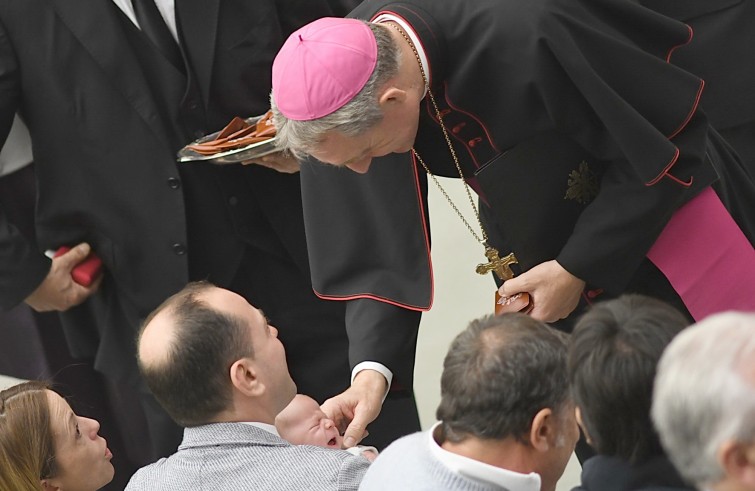 Aula Paolo VI, 30 novembre 2016: Udienza generale Papa Francesco - mons Georg Gänswein saluta famiglia con neonato