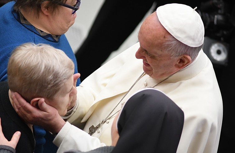 Aula Paolo VI, 30 novembre 2016: Udienza generale Papa Francesco - Papa Francesco saluta una sognora disabile