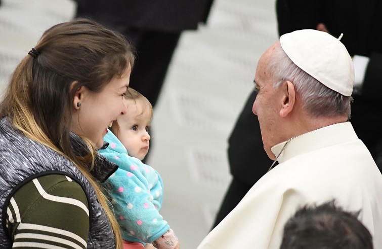 Aula Paolo VI, 30 novembre 2016: Udienza generale Papa Francesco - Papa Francesco saluta una bambina