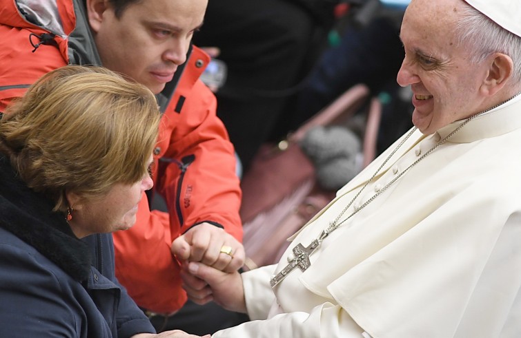 Aula Paolo VI, 30 novembre 2016: Udienza generale Papa Francesco - Papa Francesco saluta i disabili