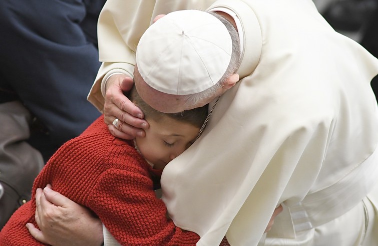 Aula Paolo VI, 30 novembre 2016: Udienza generale Papa Francesco - Papa Francesco abbraccia un bambino