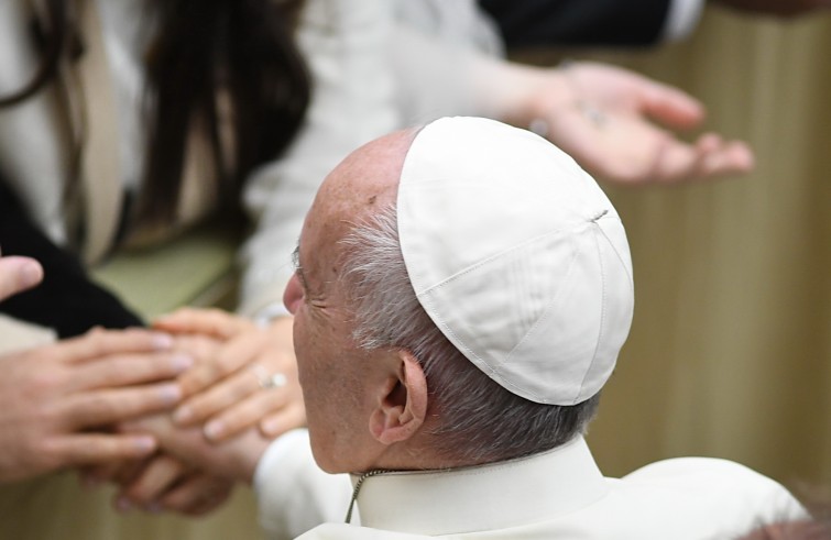 Aula Paolo VI, 30 novembre 2016: Udienza generale Papa Francesco - Papa Francesco stringe mani