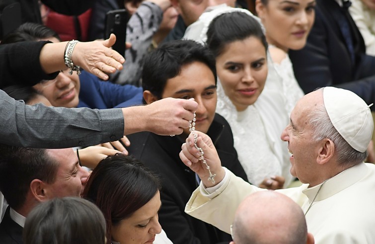 Aula Paolo VI, 30 novembre 2016: Udienza generale Papa Francesco - Papa Francesco benedice un rosario