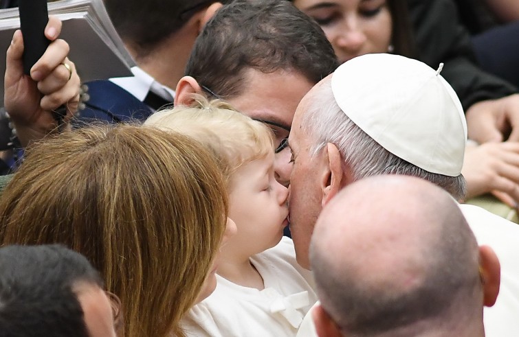 Aula Paolo VI, 30 novembre 2016: Udienza generale Papa Francesco - Papa Francesco saluta una bambina