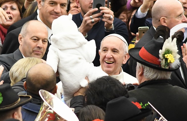 Aula Paolo VI, 7 dicembre 2016: Udienza generale Papa Francesco - saluto a neonato