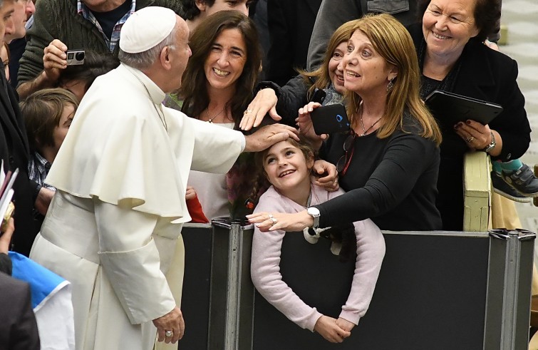 Aula Paolo VI, 7 dicembre 2016: Udienza generale Papa Francesco - saluto a bambina