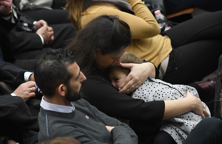 Aula Paolo VI, 7 dicembre 2016: Udienza generale Papa Francesco - mamam con figlia in braccio