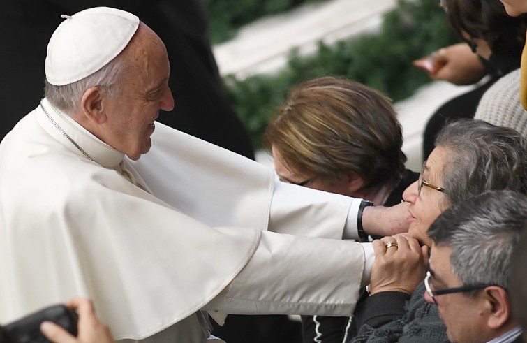 Aula Paolo VI, 7 dicembre 2016: Udienza generale Papa Francesco - saluto ad anziana