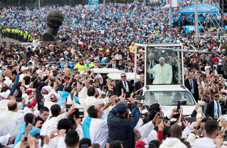 Bogotà (Colombia), 7 settembre 2017: Papa Francesco in auto tra la folla