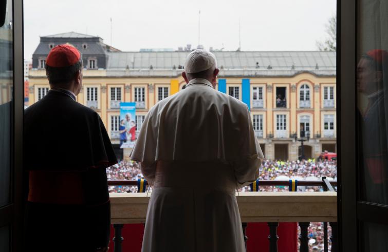 Bogotà (Colombia), 7 settembre 2017: Papa Francesco benedice i fedeli dal balcone del palazzo cardinalizio