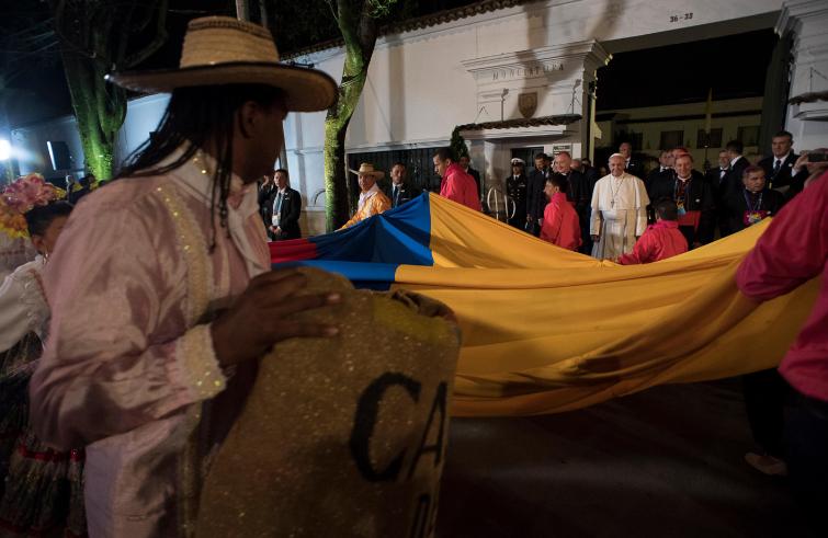 Bogotà (Colombia), 7 settembre 2017: Papa Francesco saluta i fedeli dopo la messa al rientro in Nunziatura