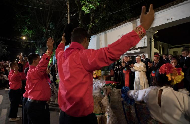 Bogotà (Colombia), 7 settembre 2017: Papa Francesco saluta i fedeli dopo la messa al rientro in Nunziatura