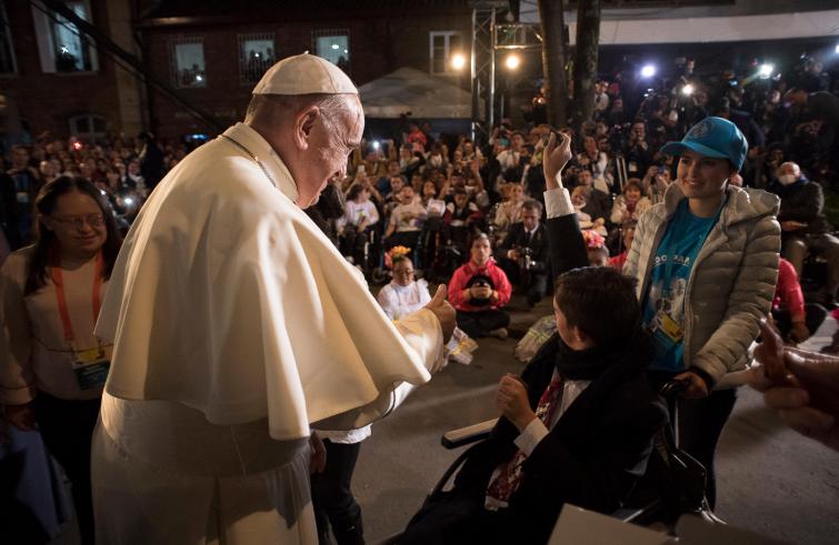 Bogotà (Colombia), 7 settembre 2017: Papa Francesco saluta i fedeli dopo la messa al rientro in Nunziatura