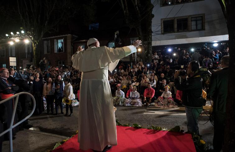 Bogotà (Colombia), 7 settembre 2017: Papa Francesco saluta i fedeli dopo la messa al rientro in Nunziatura