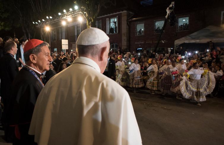 Bogotà (Colombia), 7 settembre 2017: Papa Francesco saluta i fedeli dopo la messa al rientro in Nunziatura