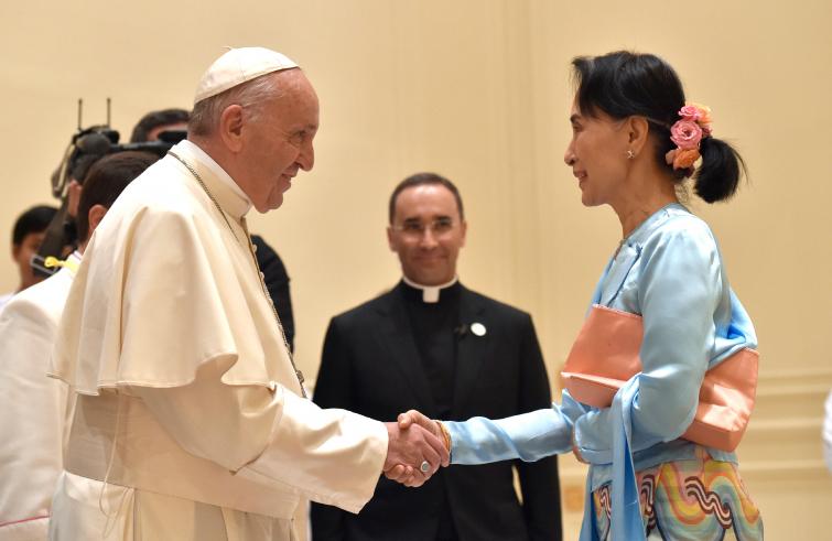 Nay Pyi Taw, 28 novembre: Viaggio Apostolico in Myanmar e Bangladesh (26/11 – 2/12), Papa Francesco incontra Aung San Suu Kyi